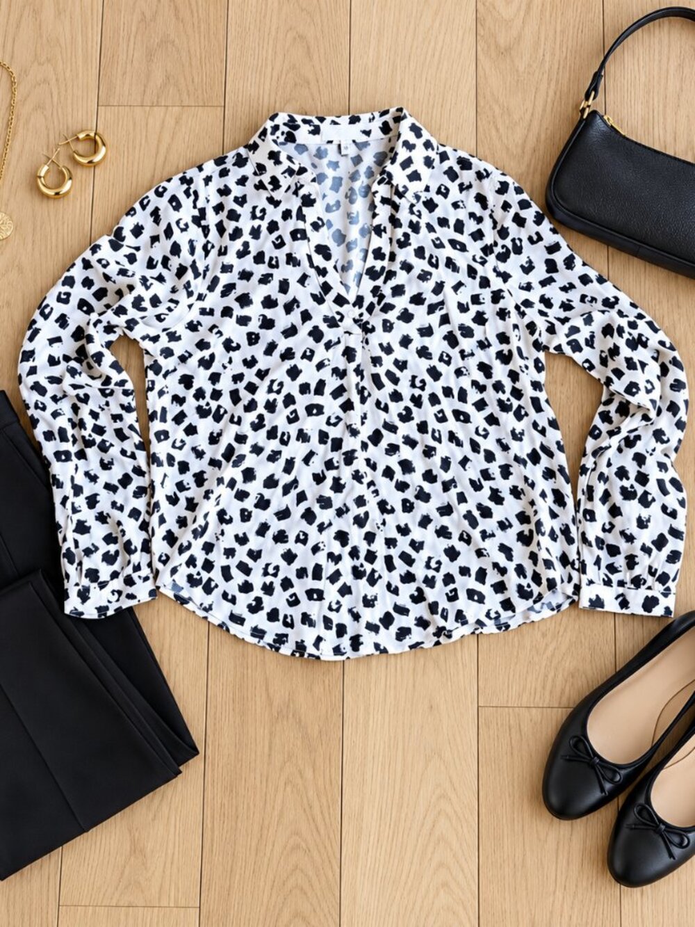 ✨Cloth & Stone Anthropologie Black White Abstract Print Blouse S V-Neck✨